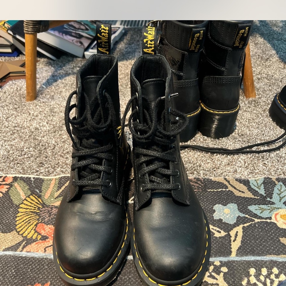 BRAND NEW 1460 SOUVENIR EMBROIDERED LEATHER BOOTS  LIMITED SKULL
